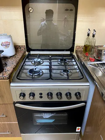 Moving out- Used freestanding gas cooker with oven - good working condition