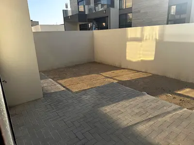منزل واسع مكون من 4 غرف نوم + غرفة للخادمة للإيجار | موقع مميز |