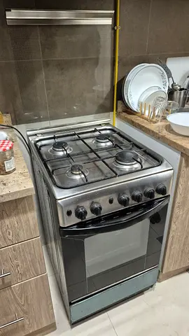 4-burner Gas stove with oven - stainless finish