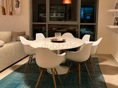 White Modern oval Dining Table with 6 Molded Chairs - Good Condition