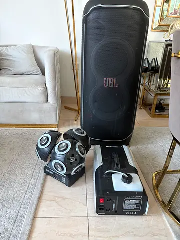 JBL PARTYBOX ULTIMATE speaker. INCLUDING SMOKE MACHINE AND DISCO LIGHTS