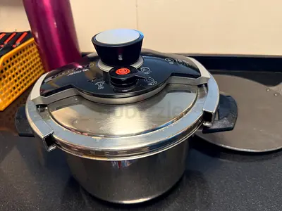 Stainless Steel Pressure Cooker with Safety Lid