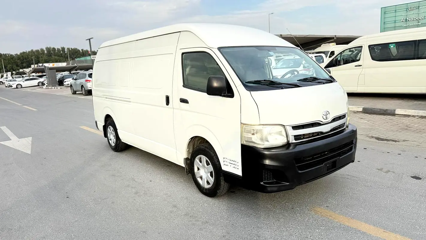 Toyota Hiace 2012 — photo 1 of 10