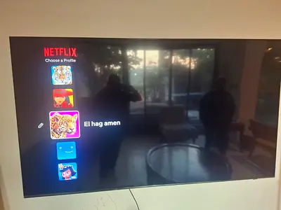 SAMSUNG 75 Flat Screen QLED TV - like New