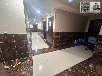 شقة أنيقة مكونة من غرفة وصالة مع حمامين، بلكونة صغيرة، ومطبخ مجهز، مع تكييف مركزي. موقع مميز وتصميم عصري يوفر الراحة والهدوء – خيار مثالي للسكن العصري