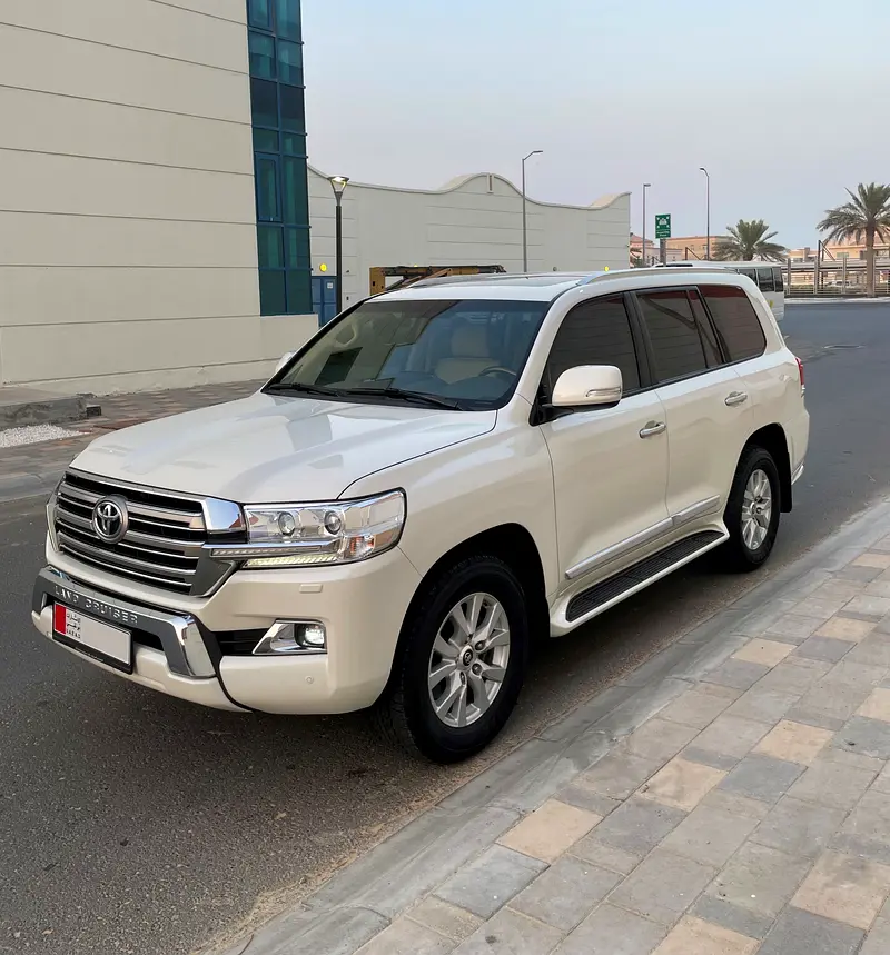 Toyota Land Cruiser 2017 — photo 1 of 20