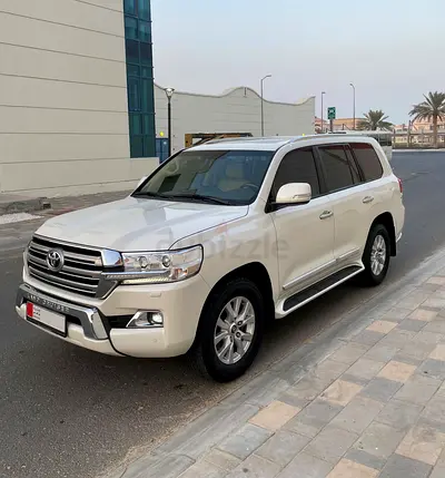 Al Futtaim Land Cruiser 2017 GXR V8 - Full Options - Excellent Condition