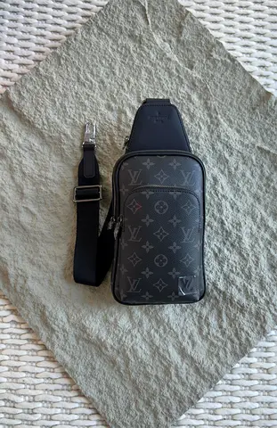 LOUIS VUITTON AVENUE SLINGBAG