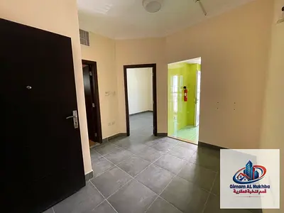 أجمل وأكبر استوديو في النباعة مع موزع ومطبخ منفصل وبلكونة وتكييف وغاز مركزي قريب من الولو وماركت المدينة والخدمات
