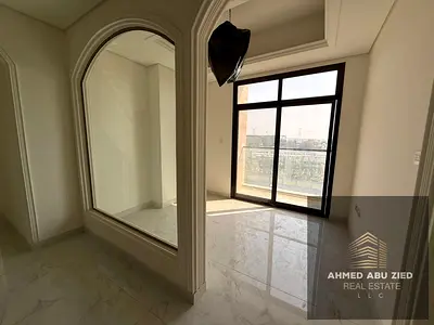 3 غرفة منهم 2 عرفة ماستر صالة كبيرة مجلس مطبخ واسع 3 حمام بلكون اطلالة مفتوحة جيم مسبح خزائن حائط تكييف مركزي تسهيلات في الدفع قريب لمخرج دبي الشارقة