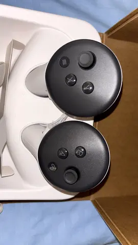 Meta quest 3 and wireless Controllers (Right  Left) - Excellent Condition + adjustable head strap