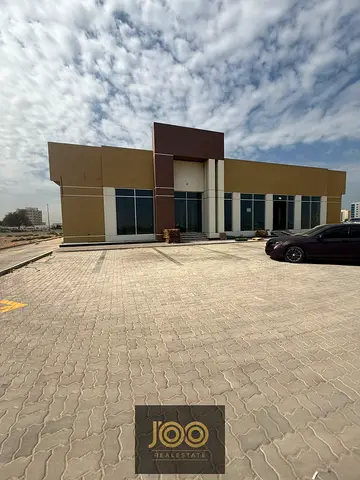 13000 قدم شوروم شارع الملك فيصل بجوار مول أم القيوين 40 كيلوات 600 ألف مع باركنق وارتداد جاهز