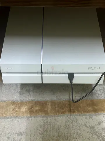 White Sony PlayStation 4 console (used) - software with 6 Games