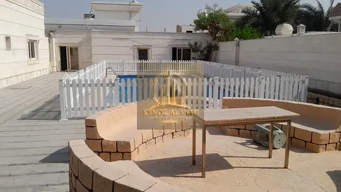 فيلا للايجار في منطقة العزرة زاوية على شارعين