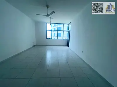 شقة فسيحة بتصميم عصري مميز تتكون من غرفتي نوم وصالة واسعة وثلاثة حمامات توفر أعلى مستويات الراحة والخصوصية تتميز الشقة بوجود بلكونتين تمنحان إطلالات ج
