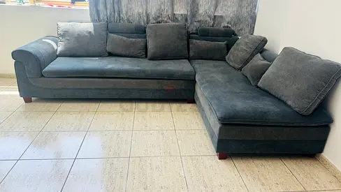 Beautiful 8-seater L-shaped corner sofa with 5 matching curtains for sale!