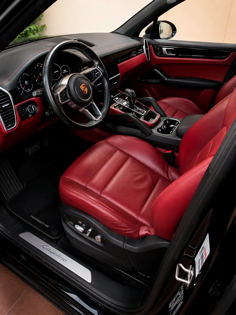 Porsche Cayenne 2019 — photo 1 of 6
