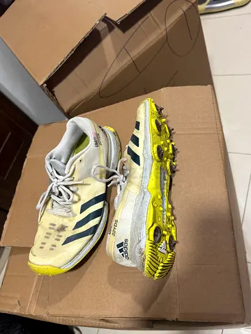 Adidas cricket spikes size UK 9