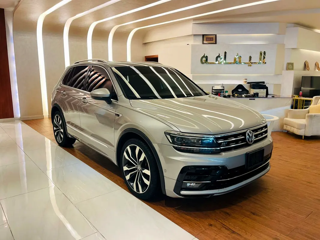 Volkswagen Tiguan 2018 — photo 1 of 15
