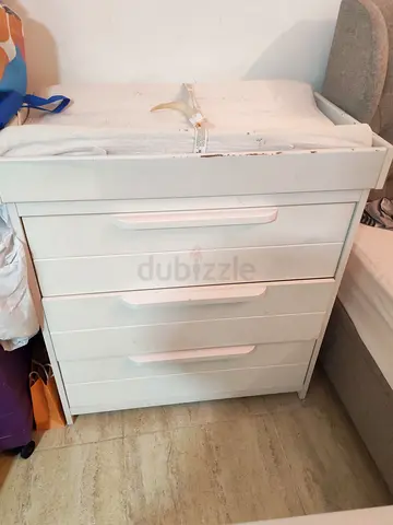 White baby changing dresser with 4 drawers - good condition