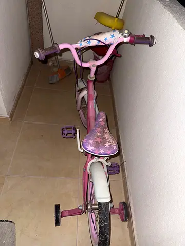 Kids bicycle available for free. Whoever comes first can take it. No reservations.