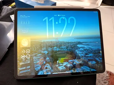 URGENT SALE | Apple iPad Air 13” M3 256GB Wi-Fi + Cellular + Pencil + Keyboard