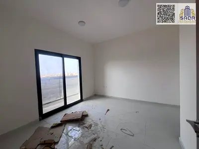 شقة غرفتين وصالة أنيقة مع حمامين ومطبخ عملي وبلكونة واسعة وتكييف مركزي في موقع مميز قريب من جميع الخدمات