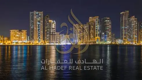 * 16 apartments * 8 apartments with two rooms and a lounge * 8 apartments, room and lounge * 3 commercial stores * 7 parking spaces 📍 Excellent