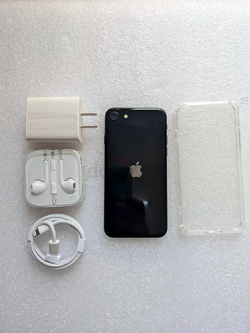 iPhone SE (/3rd gen) in good condition with charger, earphones and case