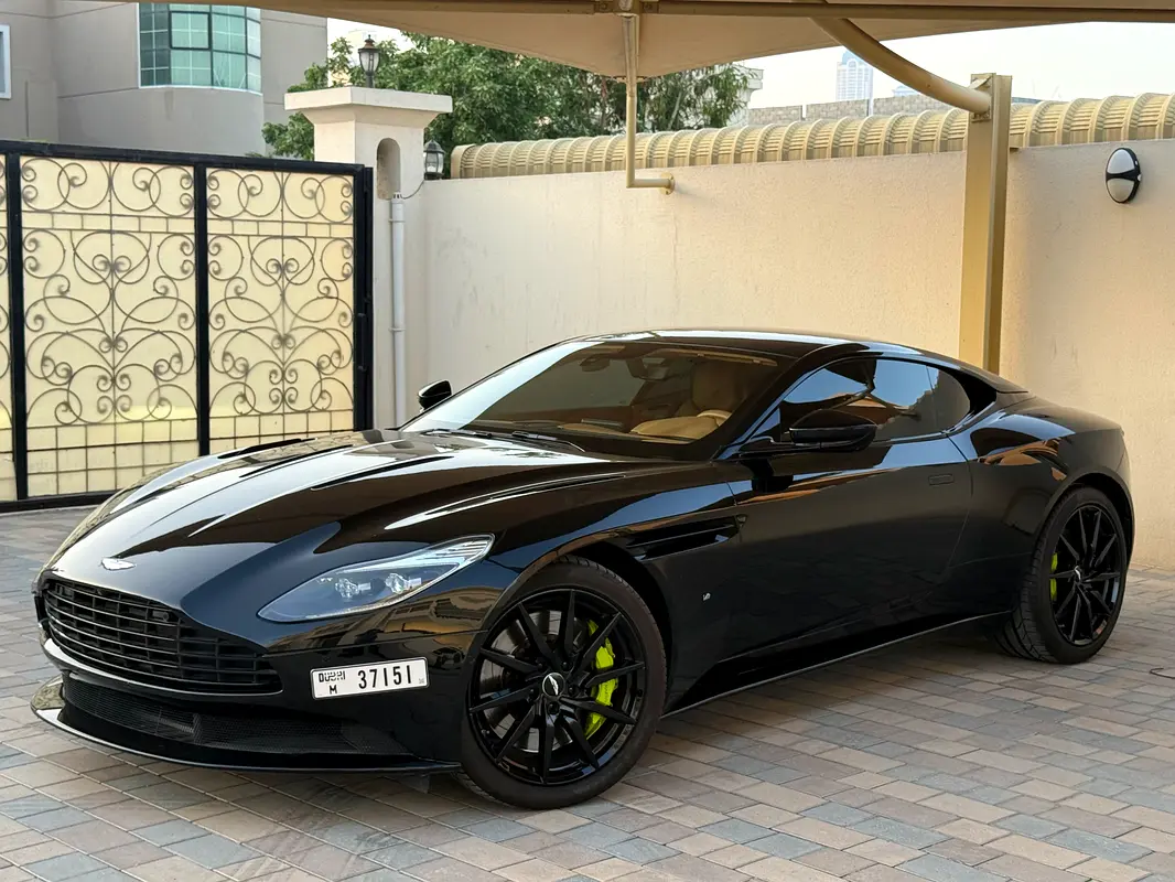 Aston Martin DB11 2017 — photo 1 of 15