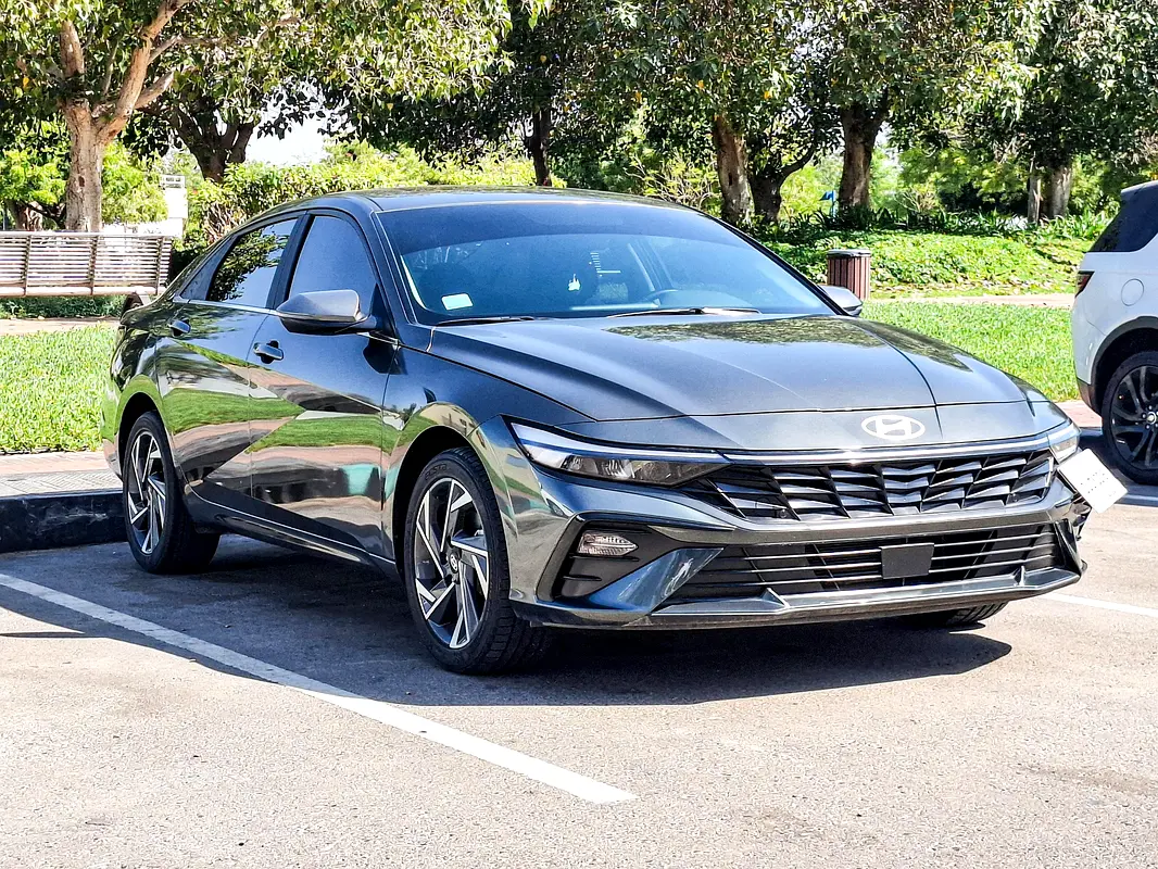 Hyundai Elantra 2024 — photo 1 of 16