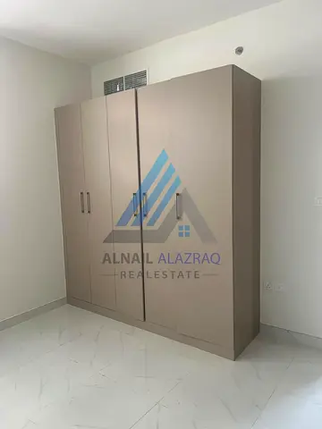 شقة فاخرة ومميزة للإيجار في موقع استراتيجي حيوي قريب جدًا من دبي مع تصميم عصري حديث وإطلالة مفتوحة تمنح السكان شعورًا بالراحة والهدوء والخصوصية داخل ب
