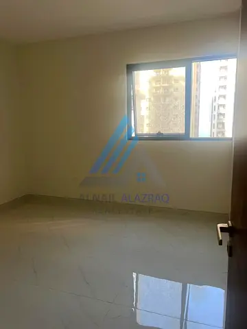 شقة فاخرة ومميزة للإيجار في موقع استراتيجي حيوي قريب جدًا من دبي مع تصميم عصري حديث وإطلالة مفتوحة تمنح السكان شعورًا بالراحة والهدوء والخصوصية داخل ب