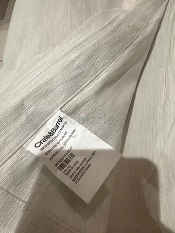 Crate  barrel table cloth n napkins