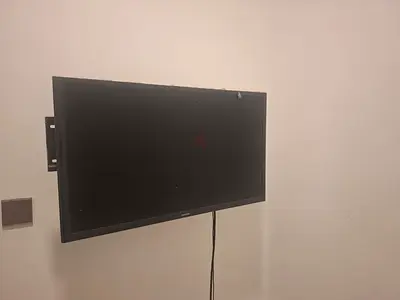 Samsung 32-inch LED TV mounted, good working condition