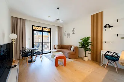Bright Unit | Fully Furnished | Close to Mall