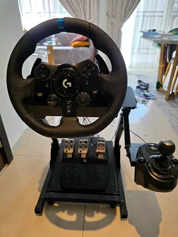 Logitech G923 Racing Wheel and Pedals TRUEFORCE