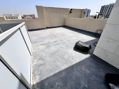 غرفتين وصاله _الجرف 3 عجمان _ارضيه باركيه _مع رووف خاص _تكييف مركزي