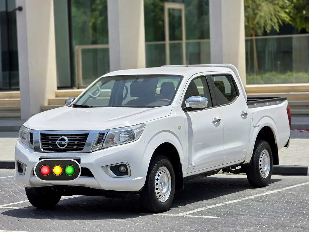 Nissan Navara 2016 — photo 1 of 17