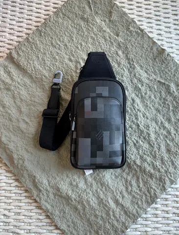 LOUIS VUITTON AVENUE SLINGBAG