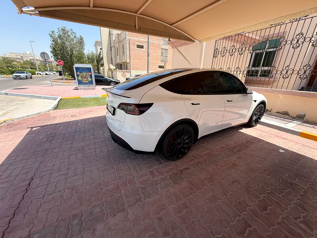 Tesla Model Y 2023 — photo 1 of 6