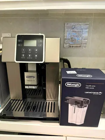 DeLonghi Fully Automatic Coffee Machine with Milk Frother (LatteCrema) - Excellent Condition