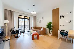 Bright Unit | Fully Furnished | Close to Mall