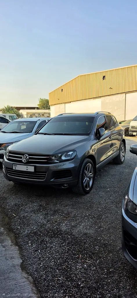 Volkswagen Touareg 2012 — photo 1 of 9