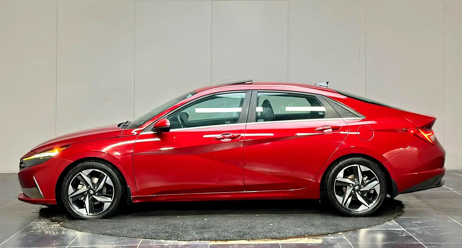 Hyundai Elantra 2023 — photo 1 of 16