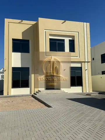 فيلا جديدة بتصميم عصري وتشطيب راقٍ، في موقع هادئ ومميز  📍 الشارقة – الطي شرق