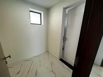 شقة جديدة أنيقة مكونة من 4 غرف نوم + غرفة للخادمة للإيجار | مجمع سكني جديد | شاغرة | جاهزة للسكن