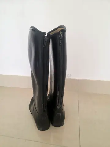 Gently used black leather knee-high riding boots. Size UK 3, EUR 35, USA 45