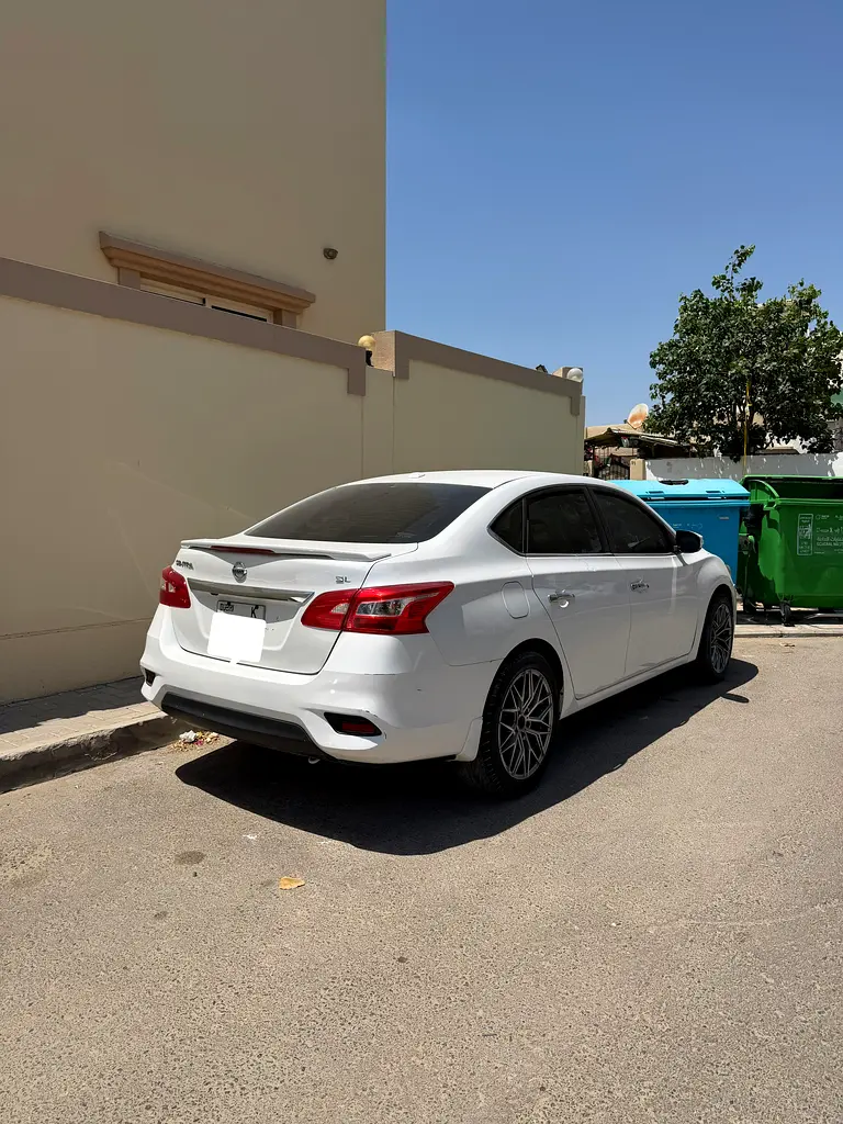 Nissan Sentra 2019 — photo 1 of 7
