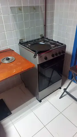 Used freestanding gas cooker with oven - good working condition